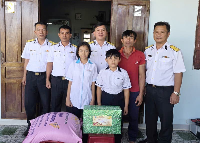 Trung tâm Bảo đảm kỹ thuật 719 thăm, tặng quà tết cho con ngư dân