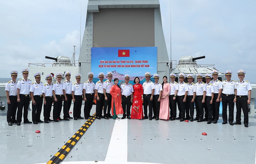 Xích đạo ghi dấu ấn Tàu 016-Quang Trung