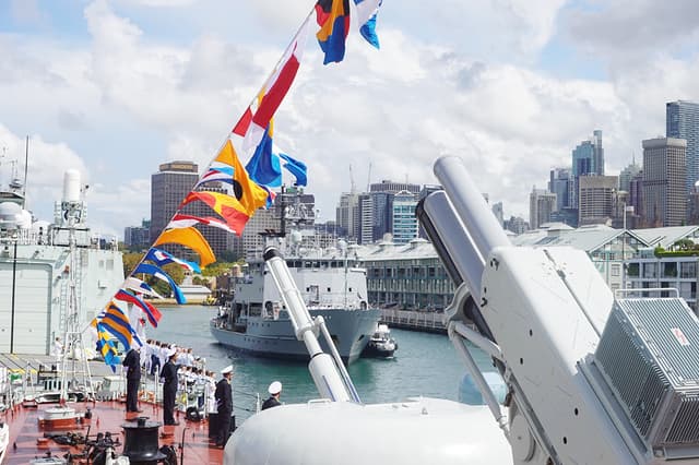 Tàu 016-Quang Trung tham gia Lễ duyệt binh kỷ niệm 125 năm Ngày thành lập Hải quân Hoàng gia Australia tại Sydney