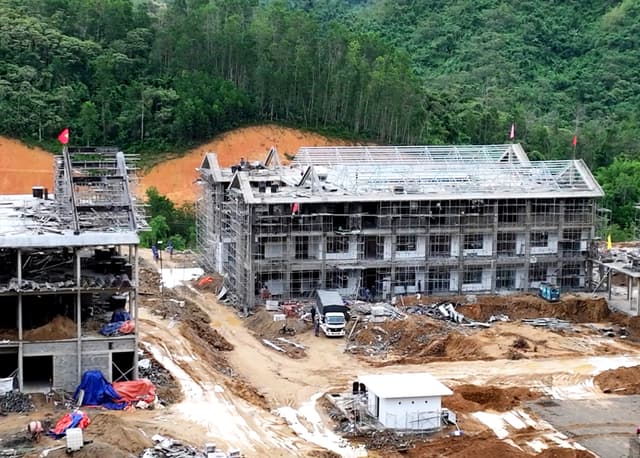 Lính biển chung tay xây dựng trường học biên giới