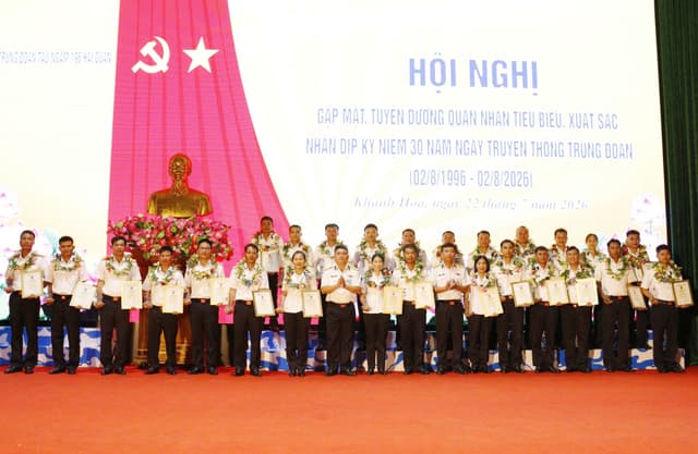 Trung đoàn 196 tuyên dương 30 quân nhân tiêu biểu xuất sắc
