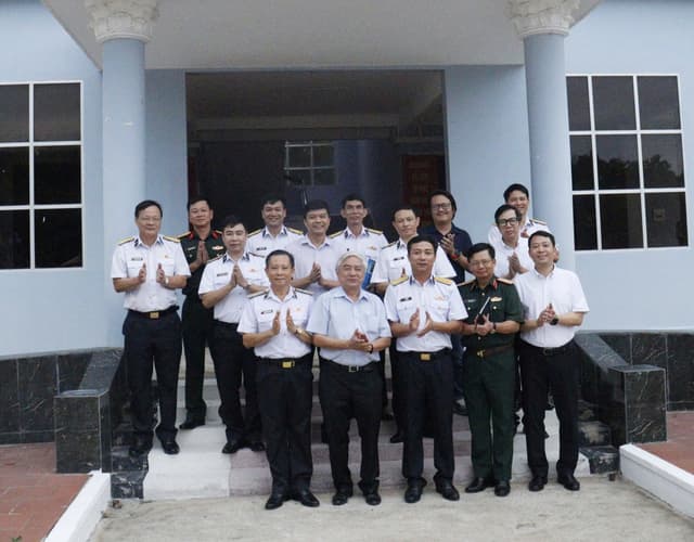 Đoàn công tác Bộ Khoa học và Công nghệ thăm, làm việc tại Trung đoàn 196