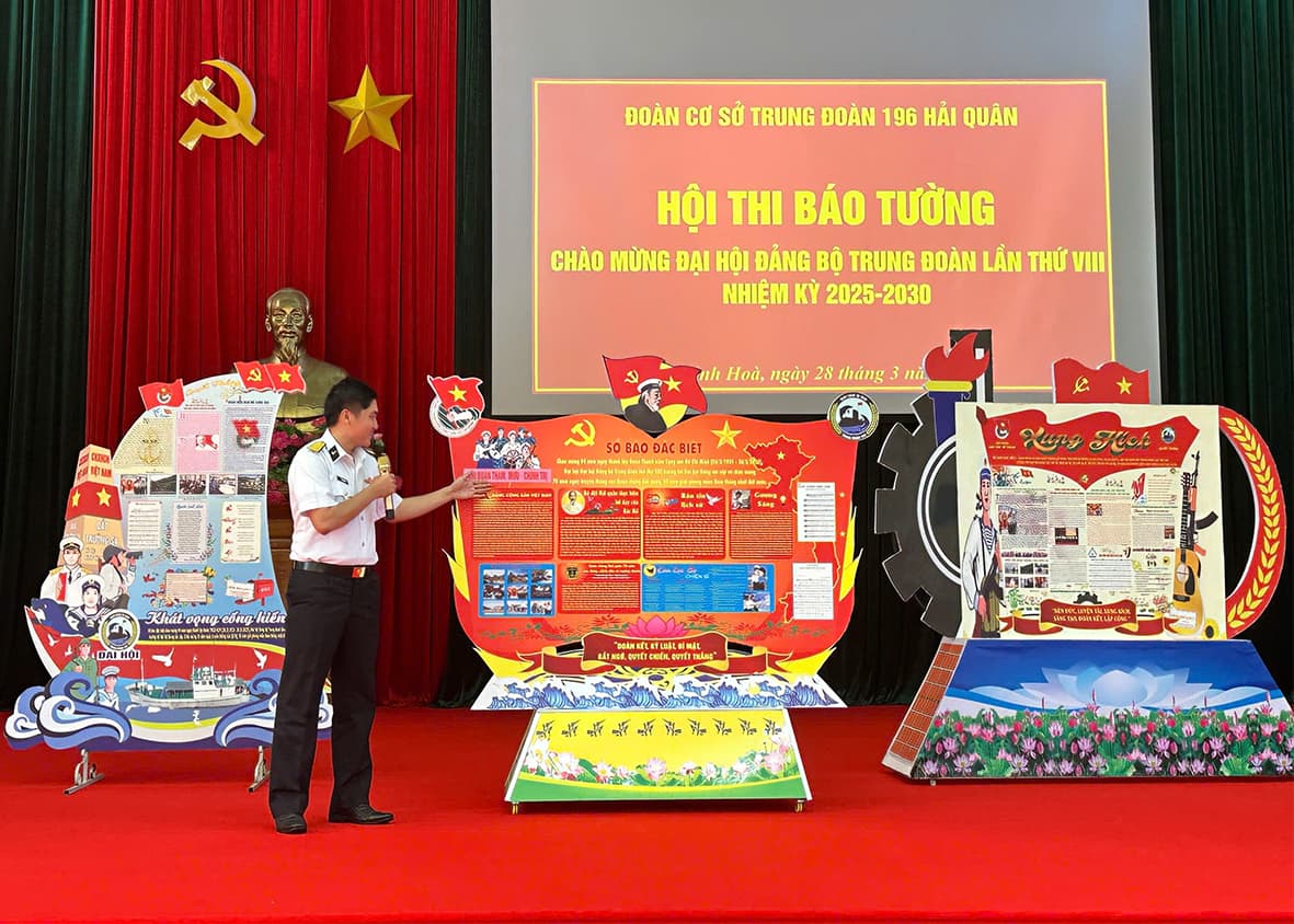 Trung đoàn 196 tổ chức hội thi báo tường