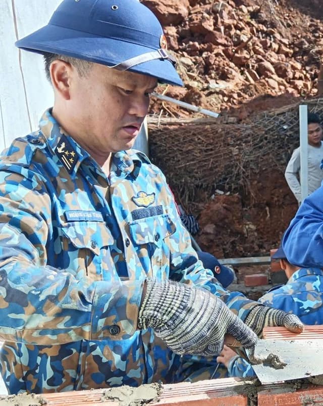 "Không đi tranh thủ, không nghỉ cuối tuần" quyết đẩy nhanh tiến độ xây dựng nhà giúp dân sau mưa lũ