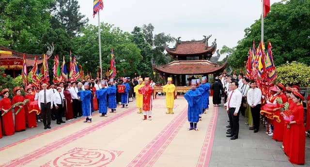 Thành kính dâng hương Quốc Tổ Lạc Long Quân và Tổ Mẫu Âu Cơ