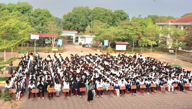 Trung tâm 47 tuyên truyền thu hút nguồn nhân lực, tặng quà gia đình chính sách tại Lai Châu