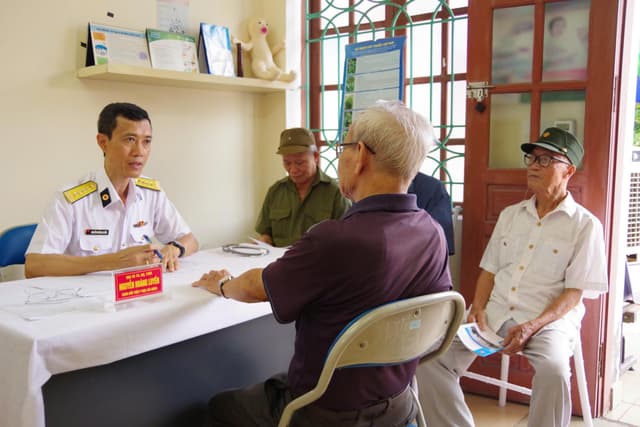 140 người dân được Viện Y học Hải quân khám bệnh, cấp thuốc miễn phí