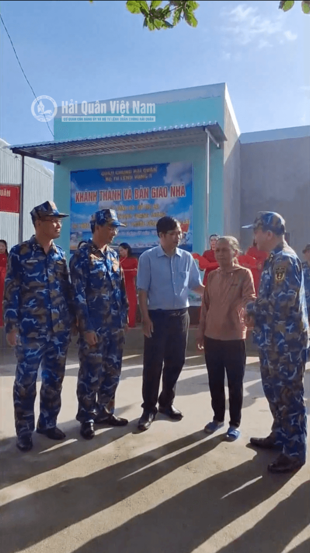 Bộ đội Vùng 3 Hải quân giúp bà con vùng lũ có nhà mới dịp đầu năm 2026