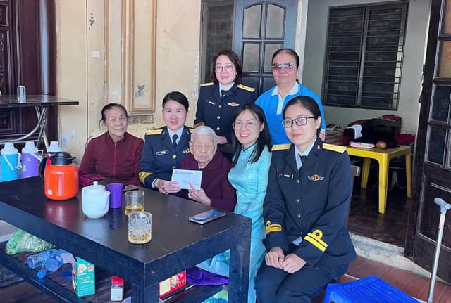 Hội phụ nữ Trung tâm Tiêu chuẩn-Đo lường-Chất lượng thăm mẹ Việt Nam Anh hùng