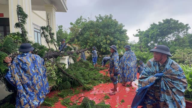 Lữ đoàn 126 chủ động lực lượng, phương tiện phòng chống, giúp nhân dân đặc khu Bạch Long Vĩ khắc phục hậu quả bão số 4