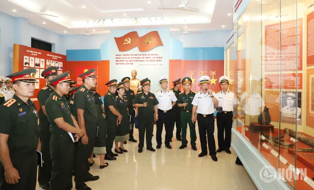 Đoàn cán bộ Quân đội Lào tham quan, nghiên cứu các thiết chế văn hóa tại Quân chủng Hải quân