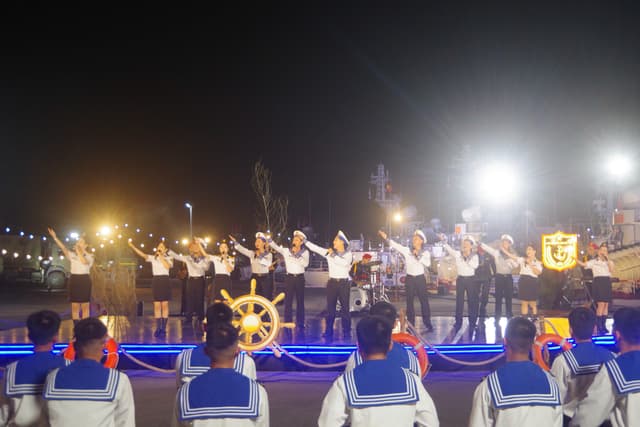 Chương trình nghệ thuật "Hải quân nhân dân Việt Nam - Niềm tin vững bước"