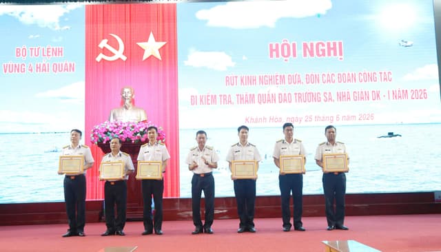 Vùng 4 rút kinh nghiệm công tác đưa, đón các đoàn đi thăm Trường Sa, Nhà giàn DKI
