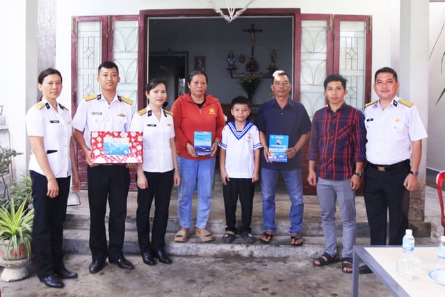 Lữ đoàn 162 thăm, tặng quà Tết con ngư dân