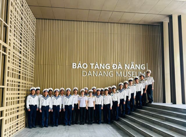Cán bộ, chiến sĩ Lữ đoàn 161 tham quan, học tâp truyền thống tại Bảo tàng thành phố Đà Nẵng