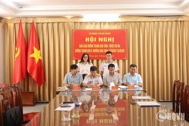 Lữ đoàn 126 bàn giao đường tránh dân sinh cho địa phương