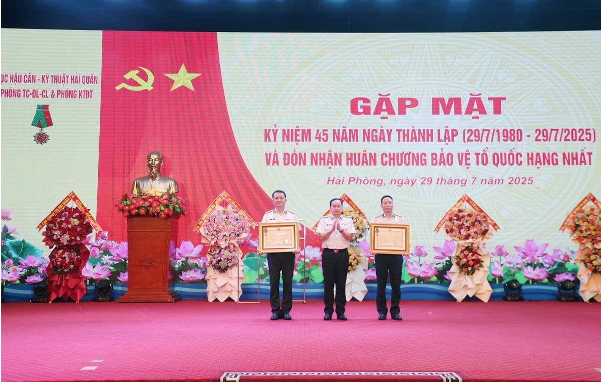 Phòng Khí tài Điện tử và Phòng Tiêu chuẩn-Đo lường-Chất lượng đón nhận Huân chương Bảo vệ Tổ quốc hạng Nhất