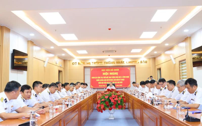 Đẩy mạnh nghiên cứu khoa học công nghệ, huấn luyện làm chủ trang bị kỹ thuật Hải quân