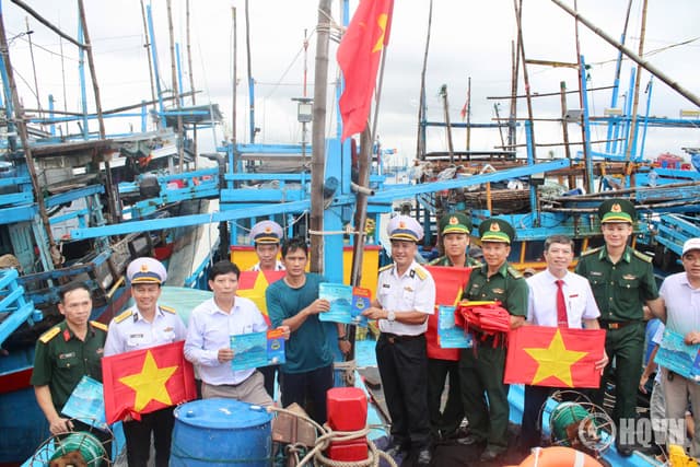 Lữ đoàn 682 tiếp sức ngư dân vươn khơi, bám biển