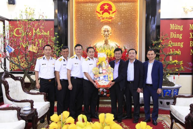 Bộ Tư lệnh Vùng 4 Hải quân thăm, chúc Tết tỉnh Lâm Đồng