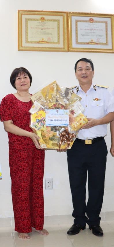 Học viện Hải quân tặng 40 suất quà cho các gia đình chính sách, có hoàn cảnh khó khăn