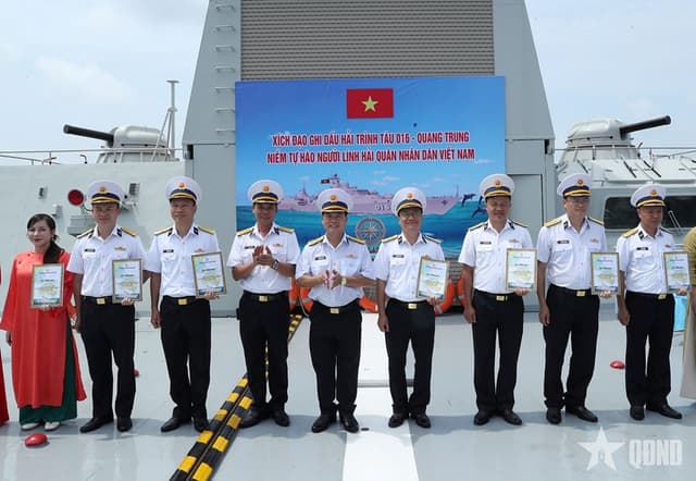 Khoảnh khắc Tàu 016-Quang Trung băng qua xích đạo