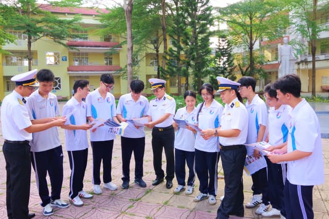 Học viện Hải quân tư vấn tuyển sinh cho hơn 2.000 học sinh tại Cà Mau