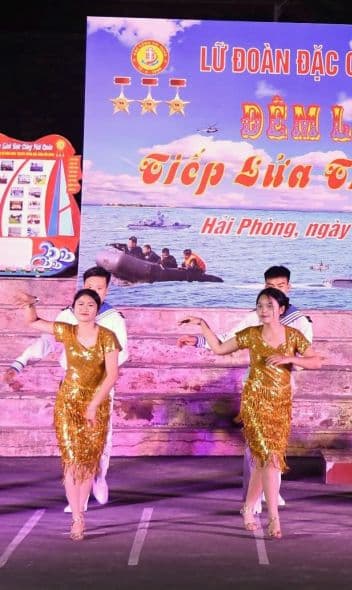 Đêm lửa trại "Tiếp lửa truyền thống" kỷ niệm 60 năm Ngày thành lập Lữ đoàn 126