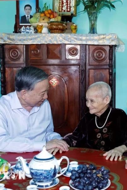 Tổng Bí thư, Chủ tịch nước Tô Lâm thăm các đồng chí nguyên lãnh đạo Đảng, Nhà nước và Mẹ Việt Nam Anh hùng