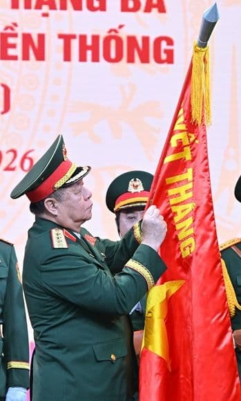 Đại tướng Nguyễn Trọng Nghĩa trao Huân chương Bảo vệ Tổ quốc hạng Ba tặng Trung tâm Phát thanh - Truyền hình Quân đội