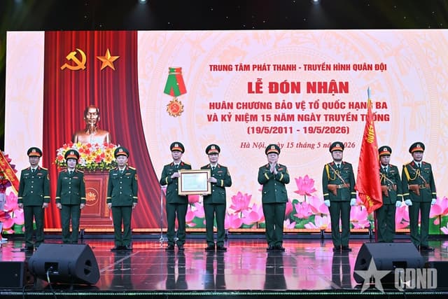 Đại tướng Nguyễn Trọng Nghĩa trao Huân chương Bảo vệ Tổ quốc hạng Ba tặng Trung tâm Phát thanh - Truyền hình Quân đội