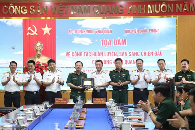 Đoàn cán bộ, giảng viên, học viên Học viện Quốc phòng nghiên cứu thực tế tại Vùng 4 Hải quân