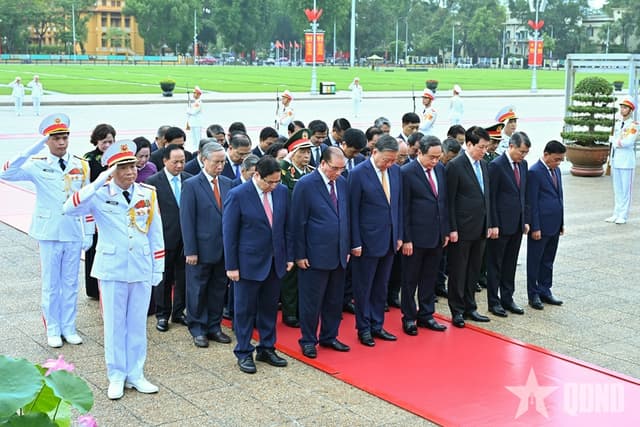 Lãnh đạo Đảng, Nhà nước vào Lăng viếng Chủ tịch Hồ Chí Minh và tưởng niệm các Anh hùng liệt sĩ