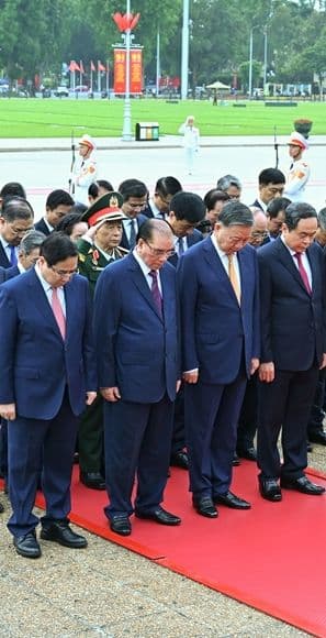 Lãnh đạo Đảng, Nhà nước vào Lăng viếng Chủ tịch Hồ Chí Minh và tưởng niệm các Anh hùng liệt sĩ