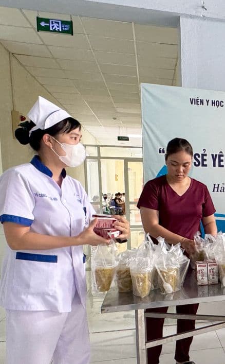 "San sẻ yêu thương - Bữa cháo thiện nguyện" ở Viện Y học Hải quân