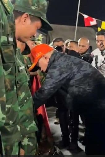 Tổng thống lâm thời Venezuela thăm, động viên đoàn Việt Nam và trao tặng Huân chương Công trạng cho quân khuyển