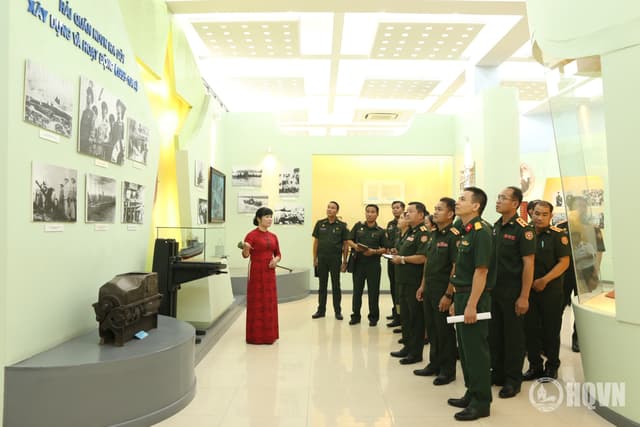 Đoàn cán bộ Quân đội Lào tham quan, nghiên cứu các thiết chế văn hóa tại Quân chủng Hải quân