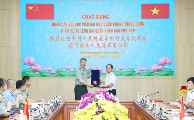 Đoàn cán bộ, học viên Đại học Quốc phòng Trung Quốc thăm Hải quân nhân dân Việt Nam