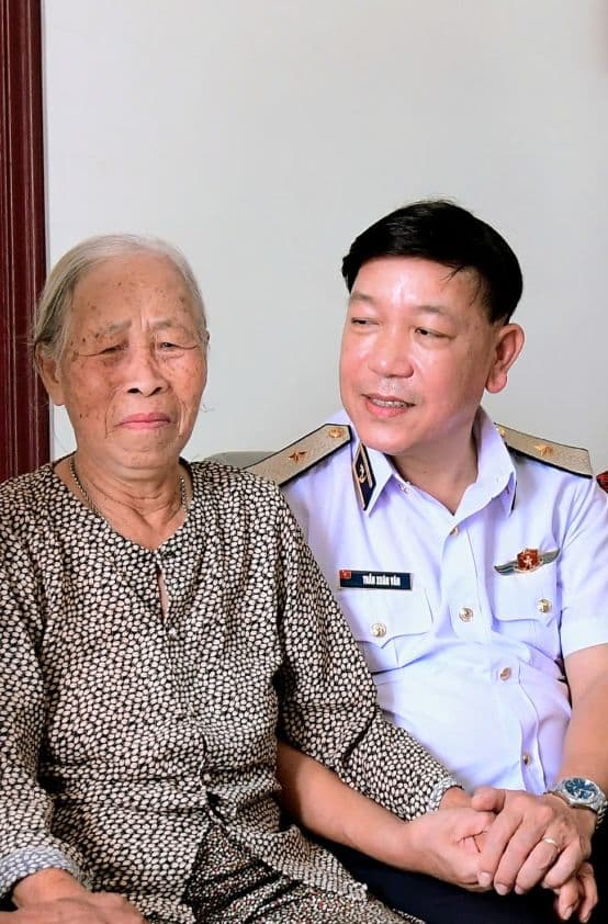 Vùng 1 Hải quân thăm, tặng quà gia đình thương binh, liệt sĩ