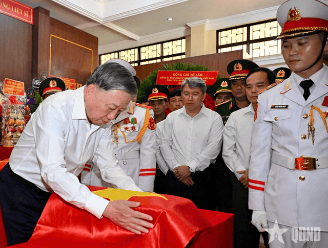 Tổng Bí thư, Chủ tịch nước Tô Lâm thăm, động viên lực lượng làm nhiệm vụ tìm kiếm, quy tập hài cốt liệt sĩ tại Công viên Lê Thị Riêng