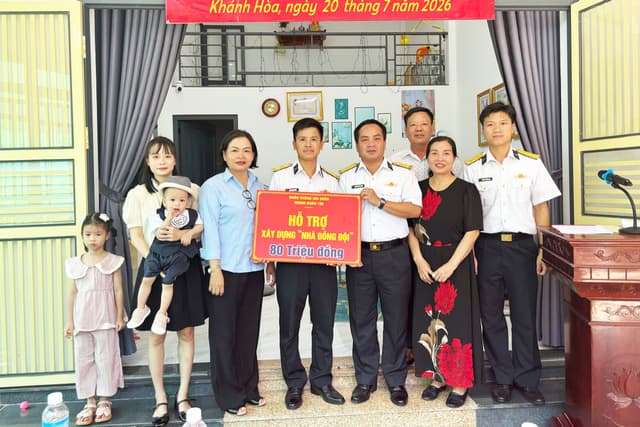 Trung đoàn Tàu ngầm 196 Hải quân bàn giao nhà đồng đội