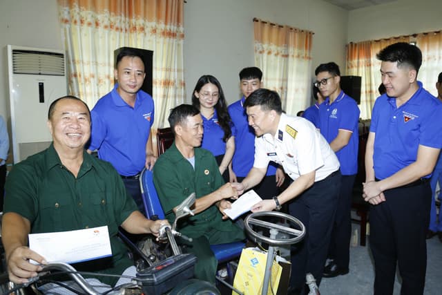 Tuổi trẻ Binh đoàn 20 tri ân các Anh hùng liệt sĩ, người có công tại Long Đất