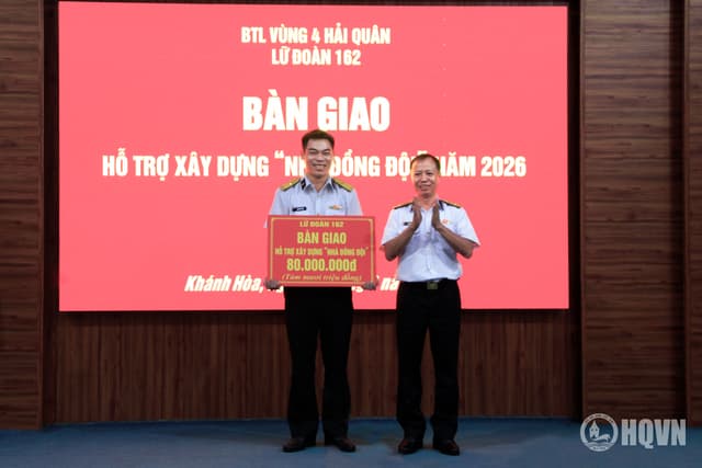 Lữ đoàn 162 bàn giao kinh phí hỗ trợ xây dựng nhà đồng đội