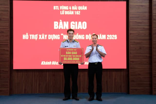 Lữ đoàn 162 bàn giao kinh phí hỗ trợ xây dựng nhà đồng đội