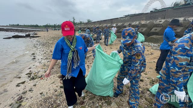Tuổi trẻ Lữ đoàn 126 chung tay làm sạch môi trường biển