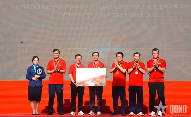 Đại tướng Phan Văn Giang dự sự kiện đi bộ xác lập Kỷ lục Guinness thế giới
