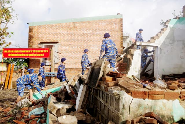 Cán bộ, chiến sĩ Vùng 3 Hải quân thần tốc giúp nhân dân ổn định cuộc sống