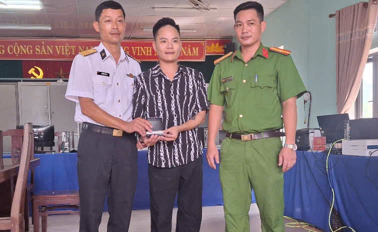 Nhân viên quản lý nhặt được của rơi tìm người trả lại