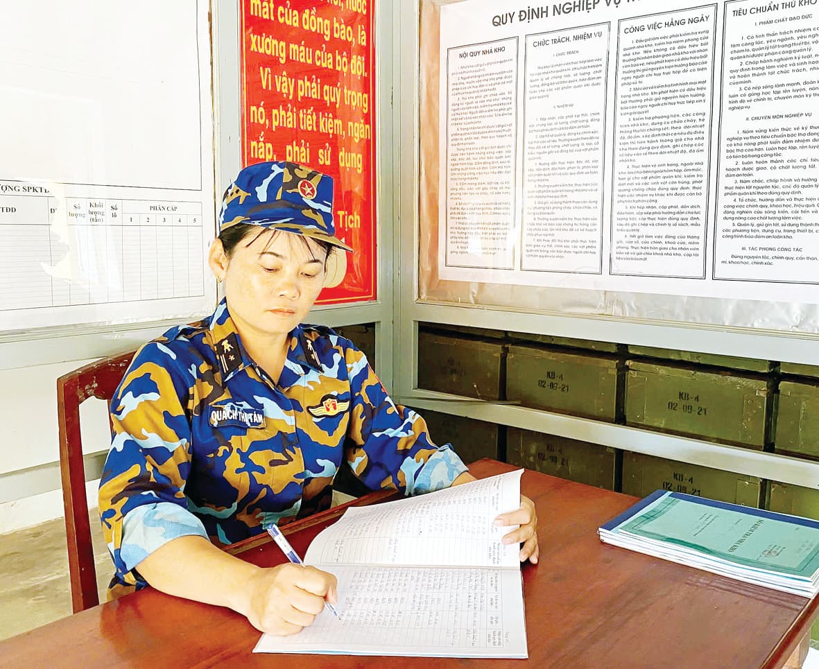 Nữ thủ kho tận tâm với nhiệm vụ