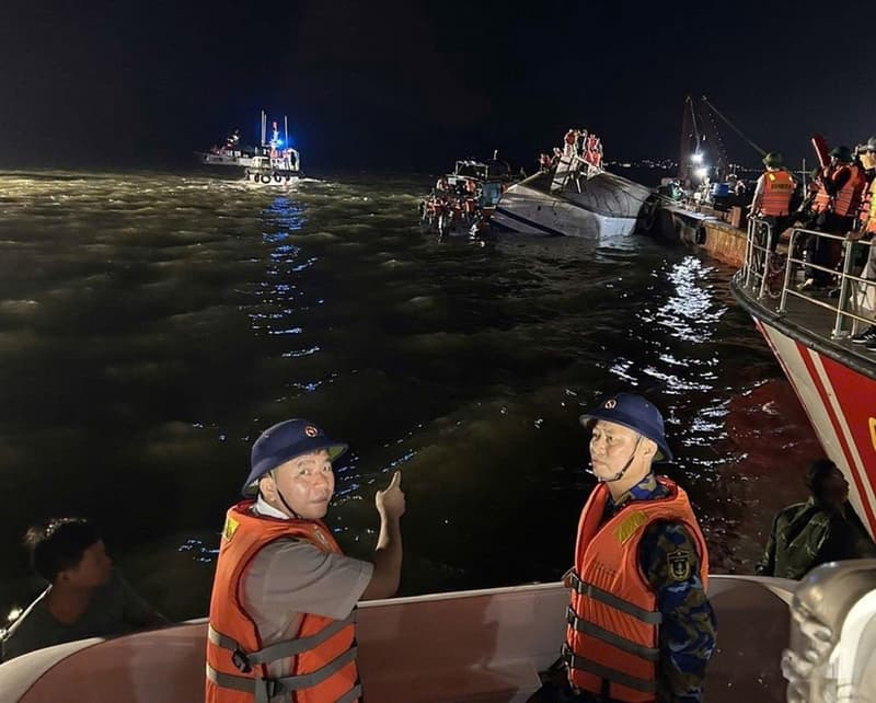 Quân chủng Hải quân khẩn trương điều động tàu đi tìm kiếm nạn nhân mất tích trên tàu du lịch tại Quảng Ninh